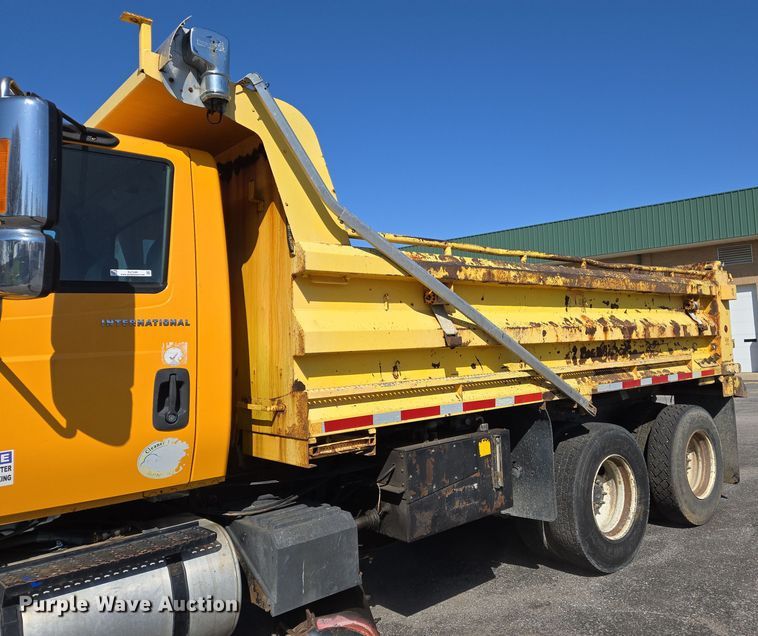 image for item EJ7349 2006 International 7400 dump truck