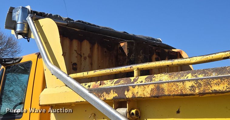 image for item EJ7349 2006 International 7400 dump truck