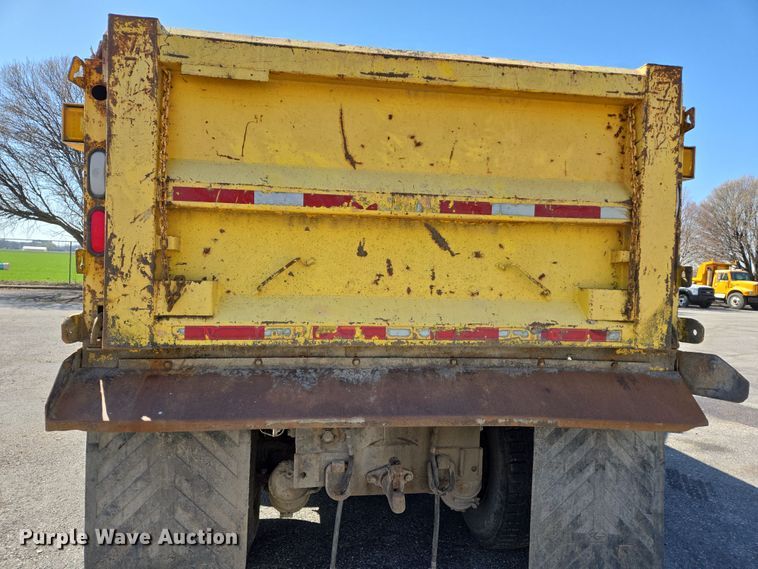 image for item EJ7349 2006 International 7400 dump truck