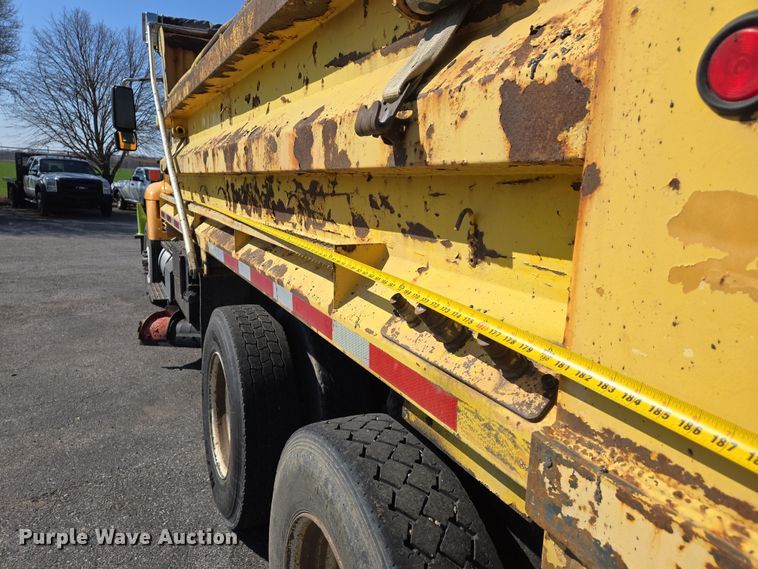 image for item EJ7349 2006 International 7400 dump truck