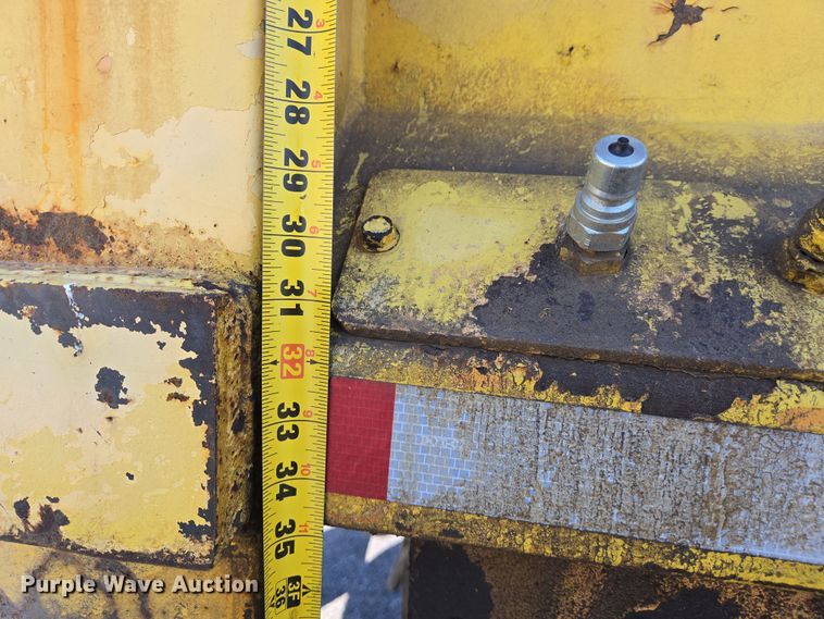 image for item EJ7349 2006 International 7400 dump truck