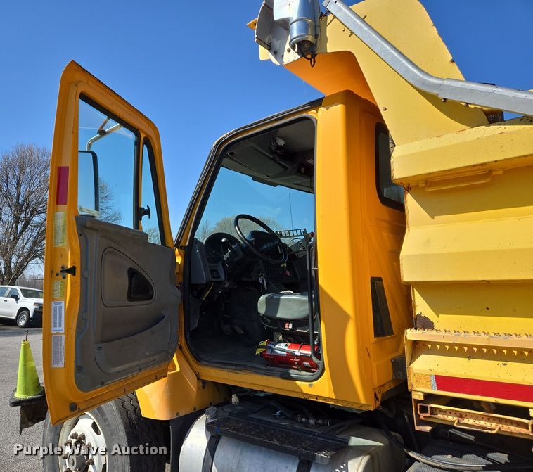 image for item EJ7349 2006 International 7400 dump truck