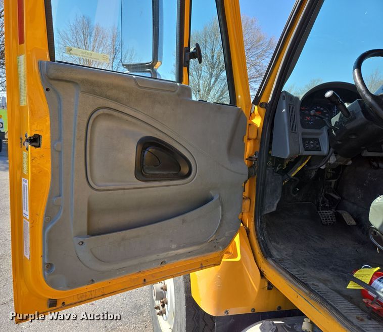 image for item EJ7349 2006 International 7400 dump truck