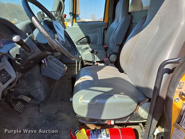 image for item EJ7349 2006 International 7400 dump truck