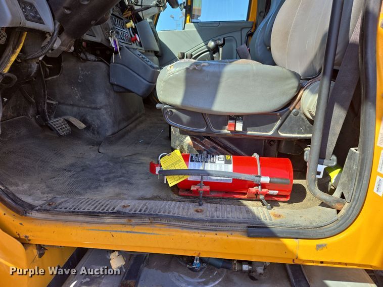 image for item EJ7349 2006 International 7400 dump truck