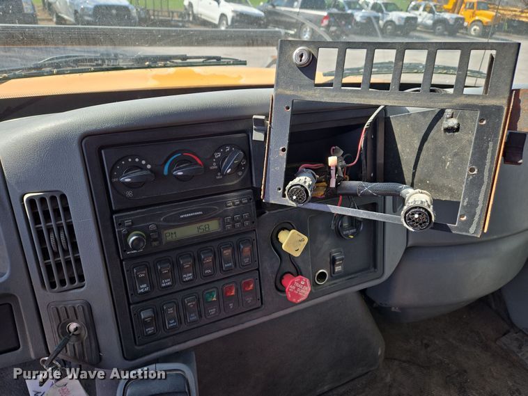 image for item EJ7349 2006 International 7400 dump truck