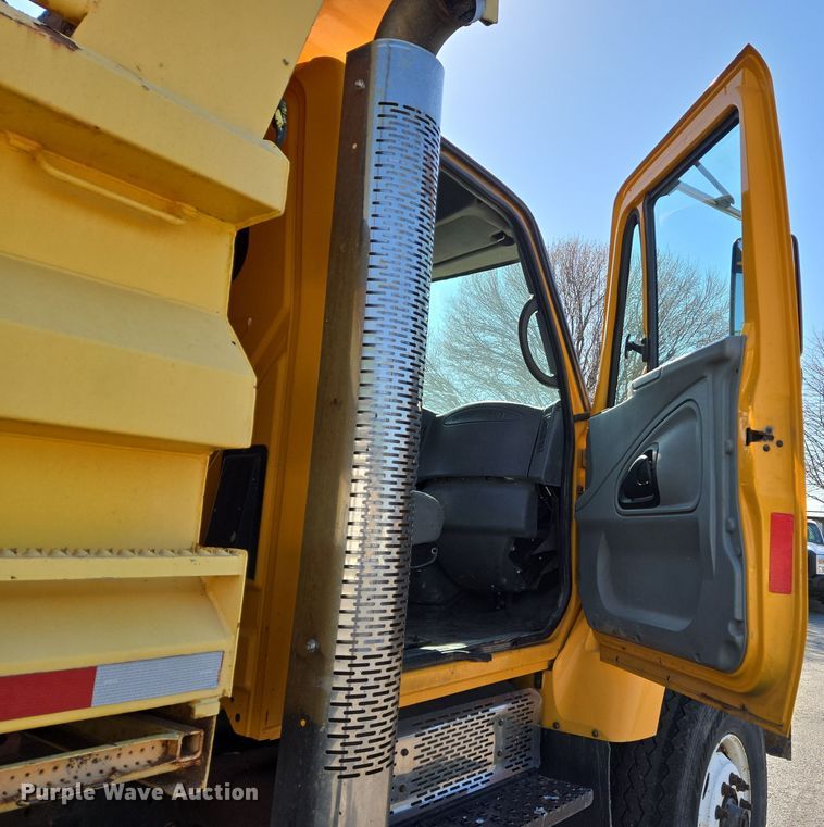 image for item EJ7349 2006 International 7400 dump truck