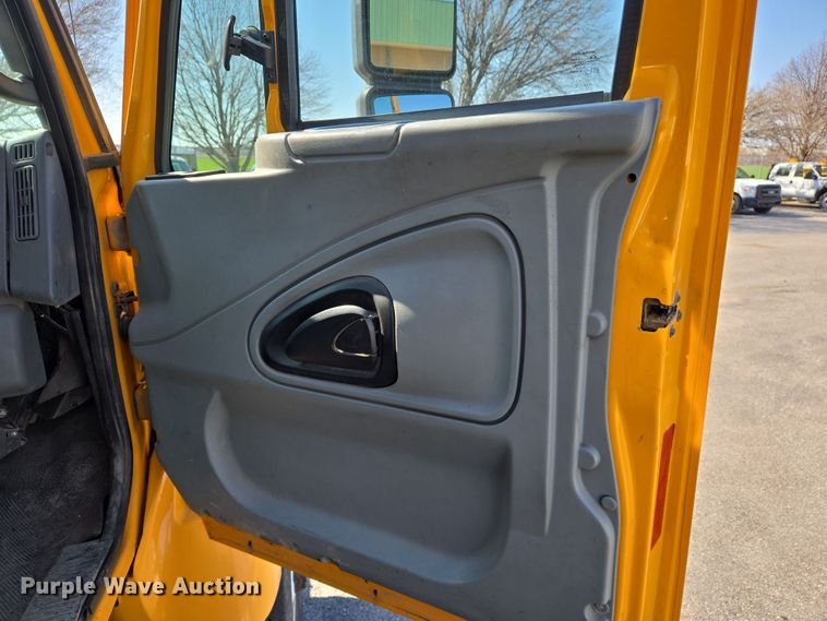 image for item EJ7349 2006 International 7400 dump truck