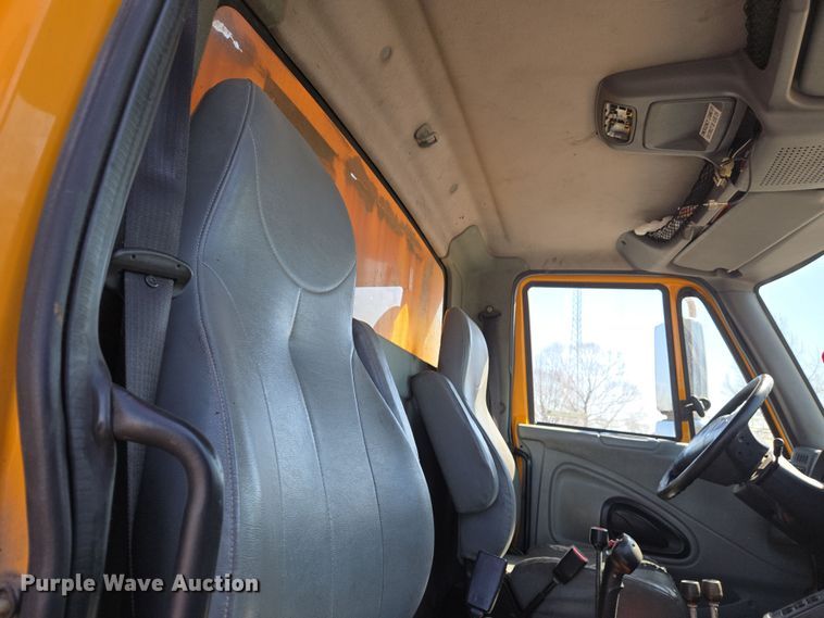 image for item EJ7349 2006 International 7400 dump truck