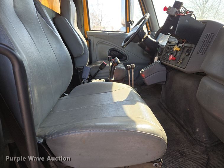 image for item EJ7349 2006 International 7400 dump truck