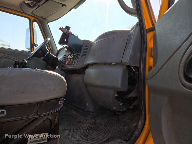 image for item EJ7349 2006 International 7400 dump truck