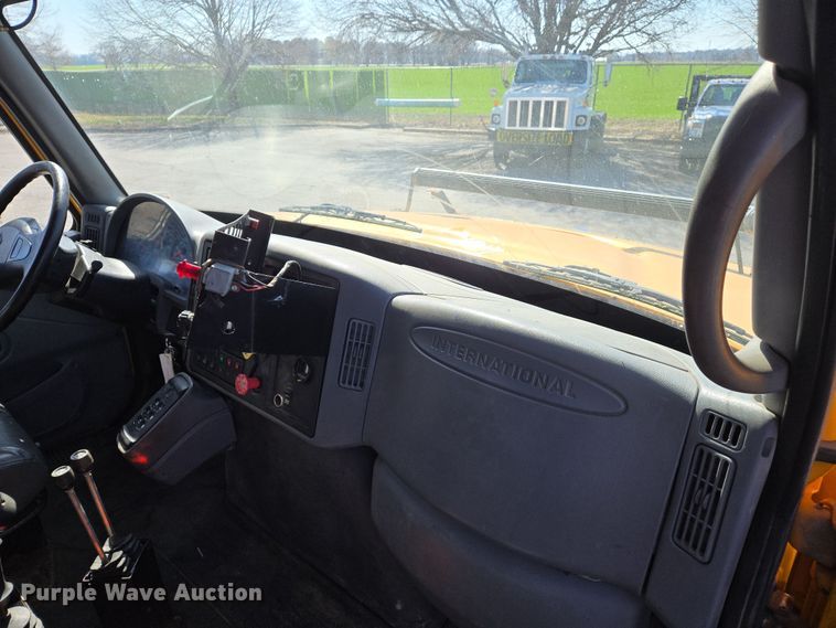 image for item EJ7349 2006 International 7400 dump truck