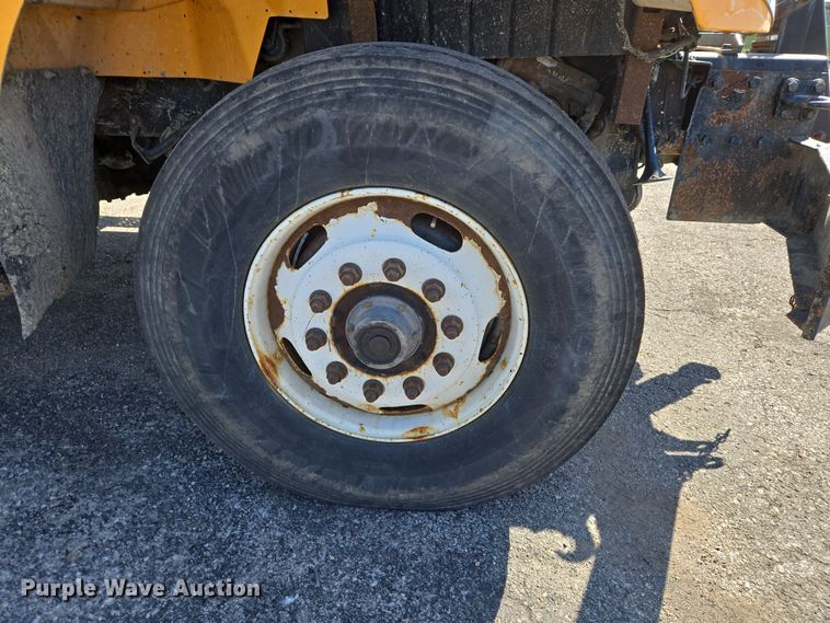 image for item EJ7349 2006 International 7400 dump truck