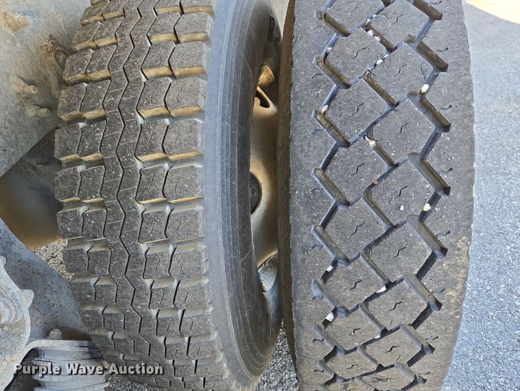 image for item EJ7349 2006 International 7400 dump truck