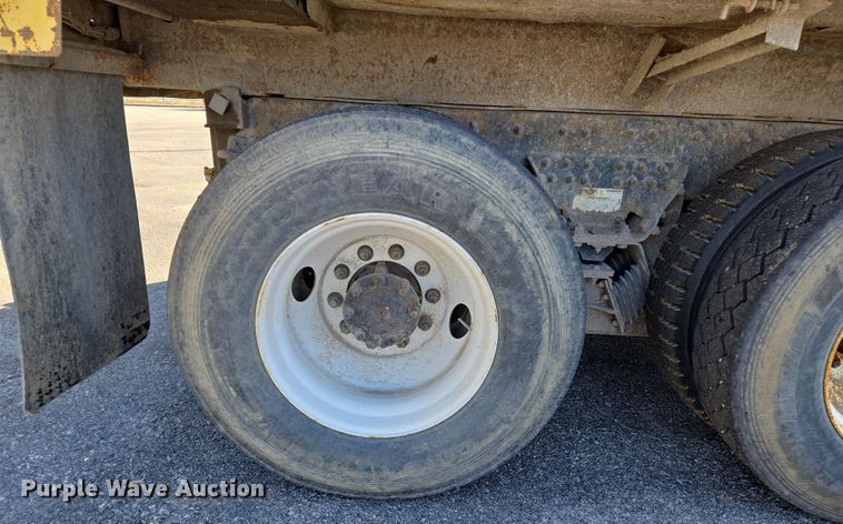 image for item EJ7349 2006 International 7400 dump truck
