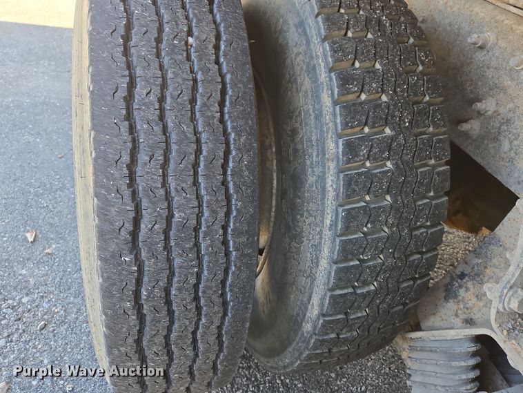 image for item EJ7349 2006 International 7400 dump truck