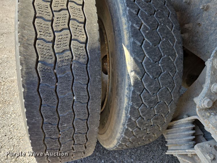 image for item EJ7349 2006 International 7400 dump truck