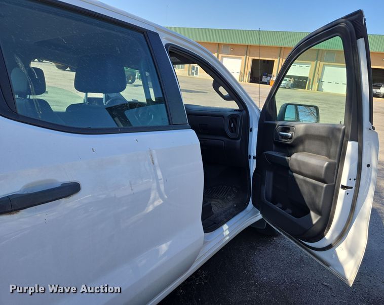 image for item EJ7355 2022 Chevrolet Silverado 1500 Crew Cab pickup truck