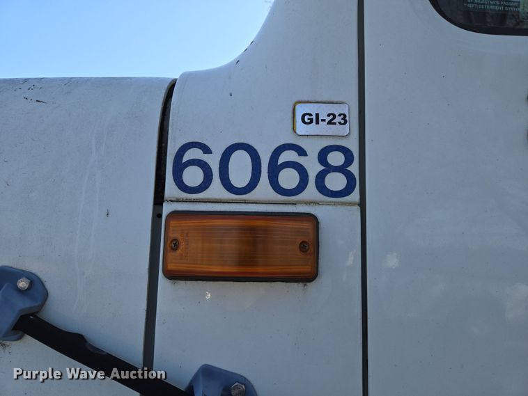 image for item EJ7359 1999 International 2674 semi truck