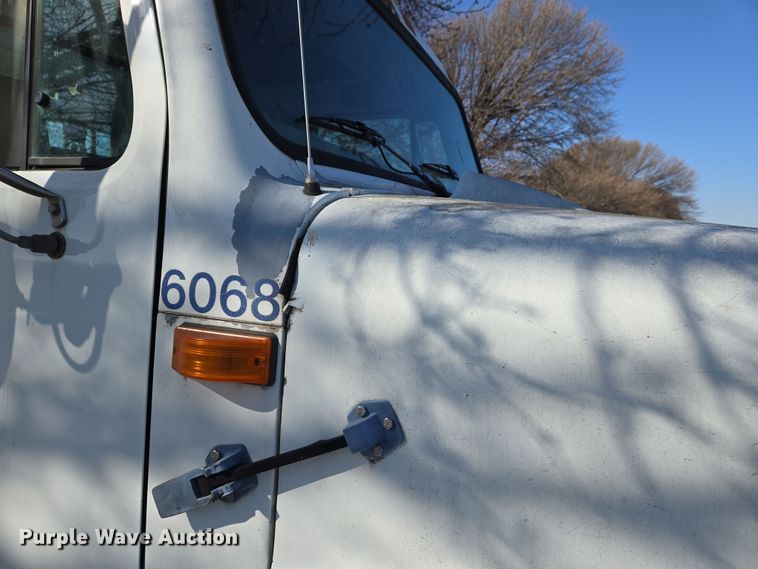 image for item EJ7359 1999 International 2674 semi truck