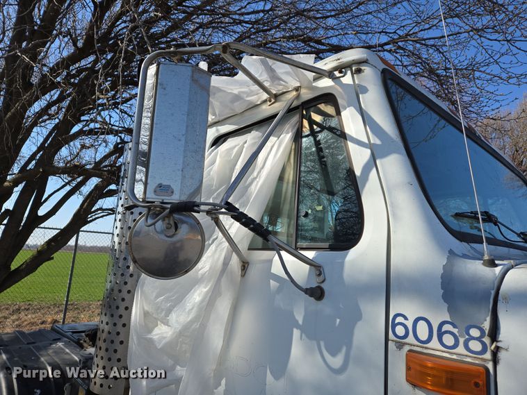 image for item EJ7359 1999 International 2674 semi truck