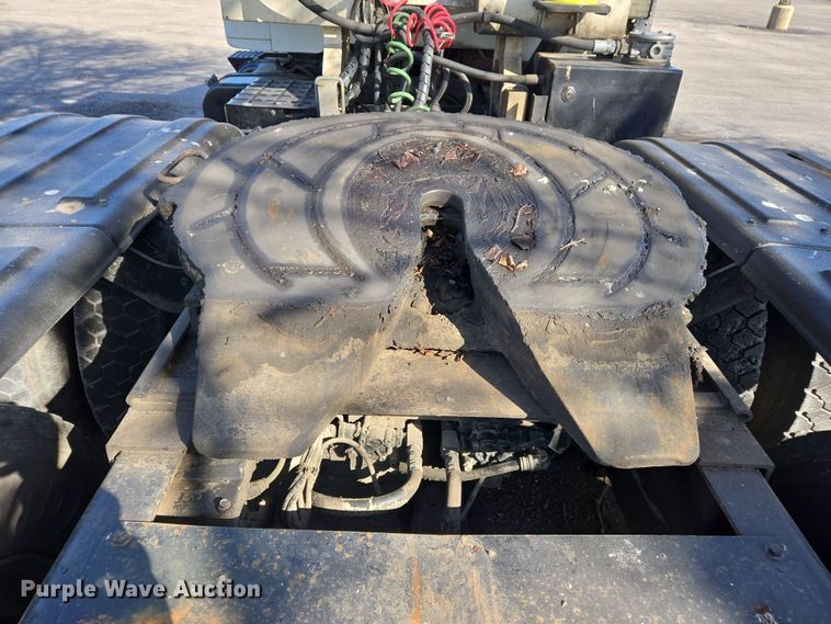 image for item EJ7359 1999 International 2674 semi truck