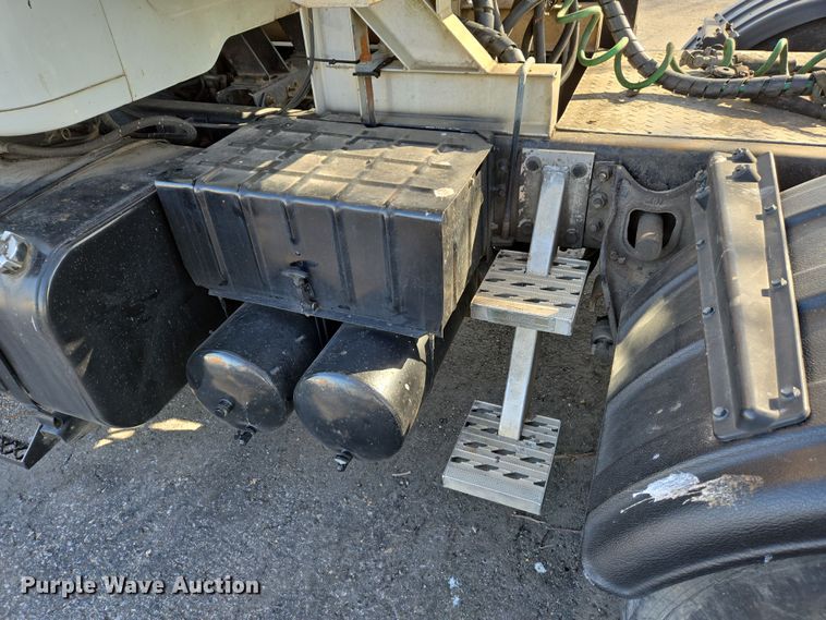 image for item EJ7359 1999 International 2674 semi truck