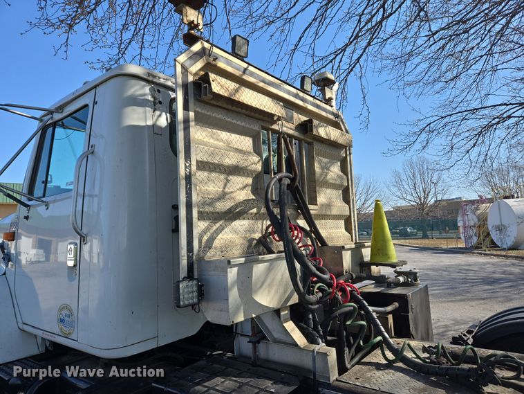 image for item EJ7359 1999 International 2674 semi truck