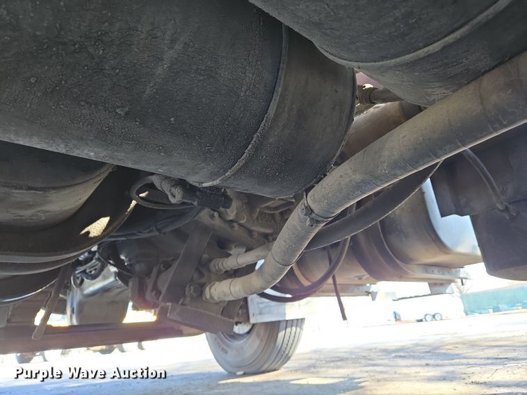 image for item EJ7359 1999 International 2674 semi truck