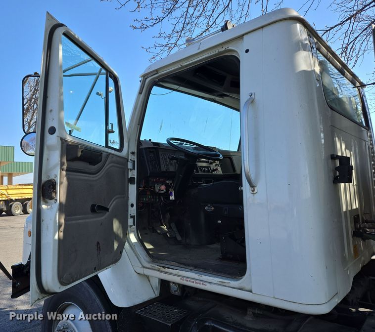 image for item EJ7359 1999 International 2674 semi truck