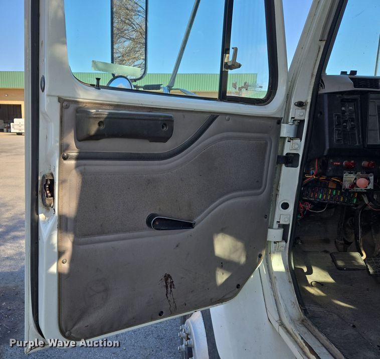 image for item EJ7359 1999 International 2674 semi truck