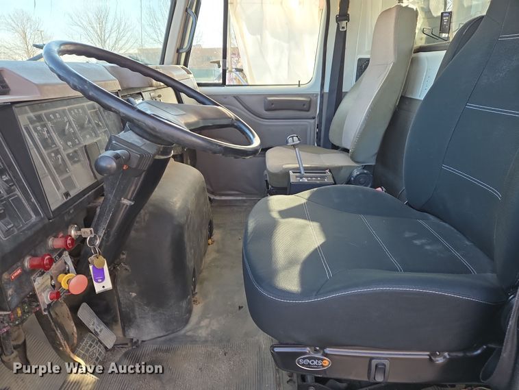 image for item EJ7359 1999 International 2674 semi truck