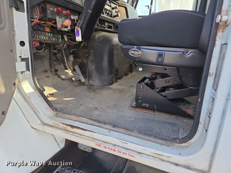 image for item EJ7359 1999 International 2674 semi truck