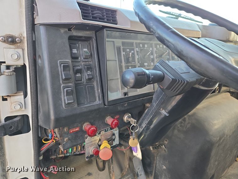 image for item EJ7359 1999 International 2674 semi truck