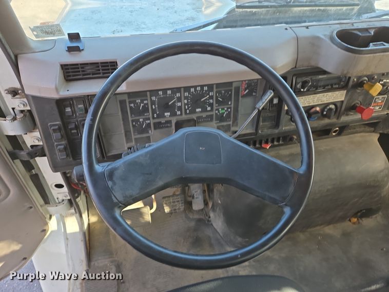 image for item EJ7359 1999 International 2674 semi truck