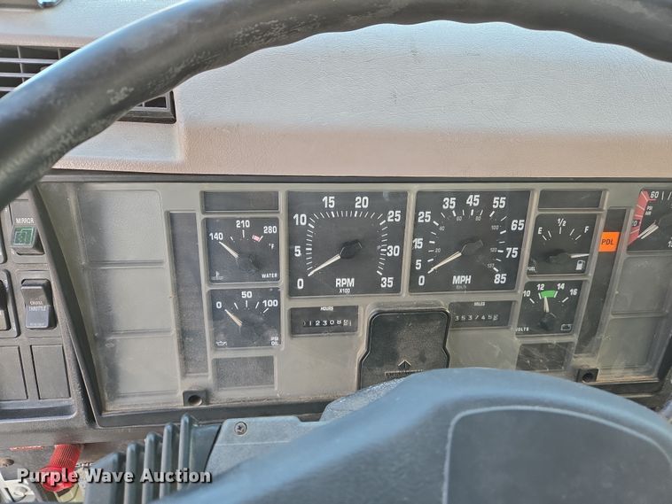 image for item EJ7359 1999 International 2674 semi truck