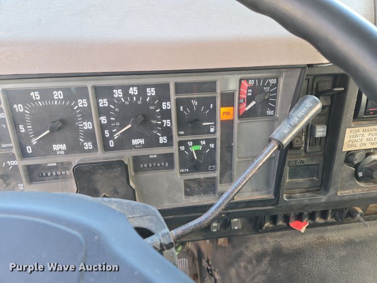 image for item EJ7359 1999 International 2674 semi truck