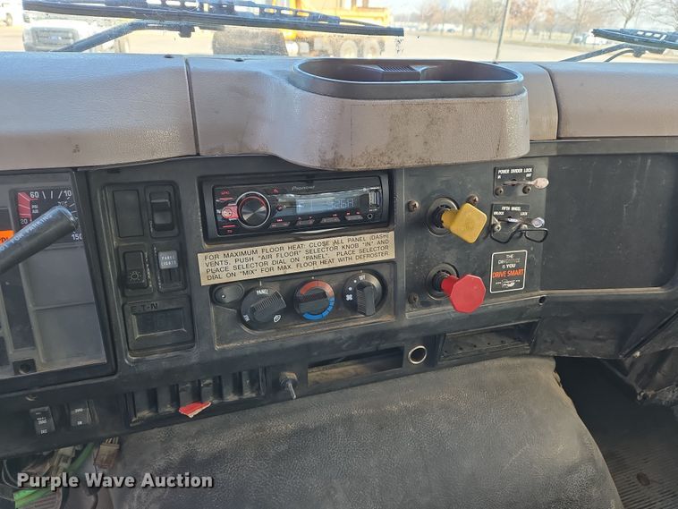 image for item EJ7359 1999 International 2674 semi truck