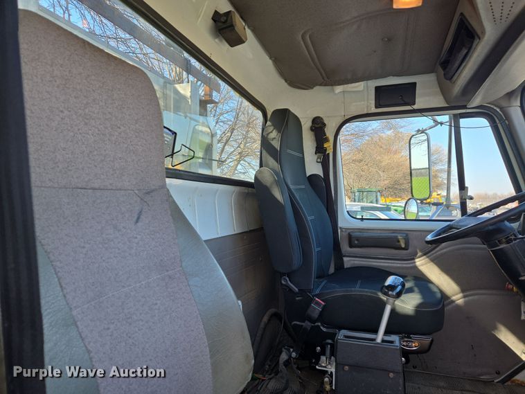 image for item EJ7359 1999 International 2674 semi truck