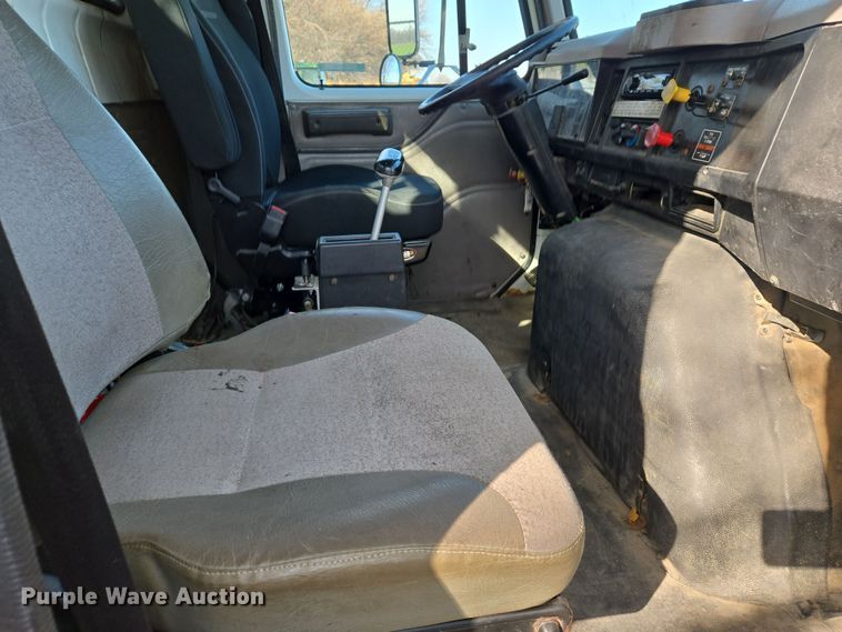 image for item EJ7359 1999 International 2674 semi truck