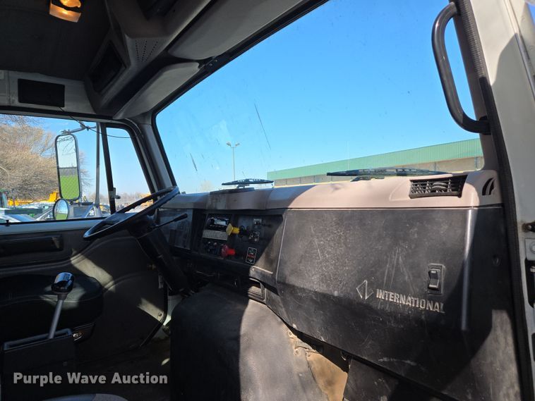 image for item EJ7359 1999 International 2674 semi truck