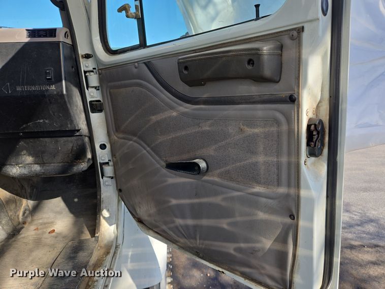 image for item EJ7359 1999 International 2674 semi truck