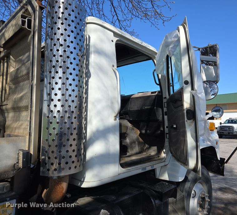 image for item EJ7359 1999 International 2674 semi truck