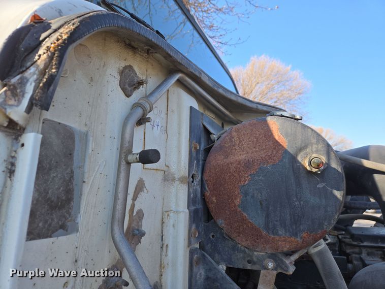 image for item EJ7359 1999 International 2674 semi truck