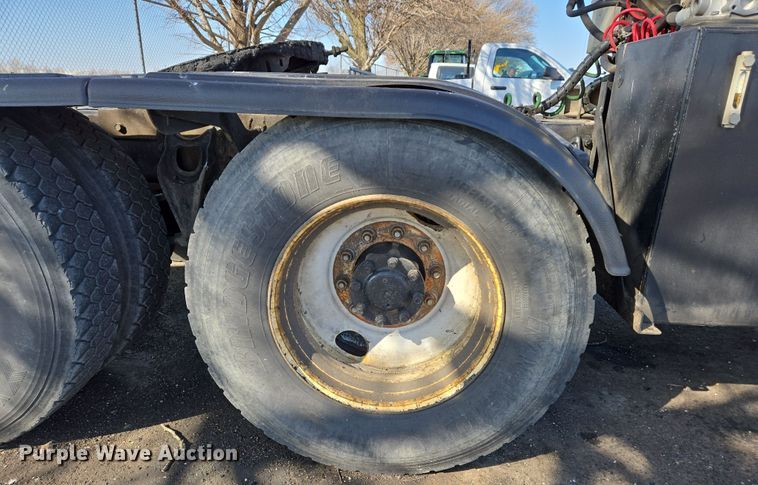 image for item EJ7359 1999 International 2674 semi truck