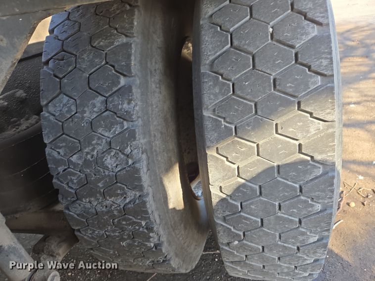 image for item EJ7359 1999 International 2674 semi truck