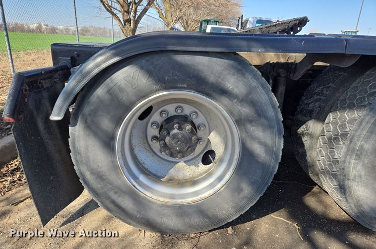 image for item EJ7359 1999 International 2674 semi truck