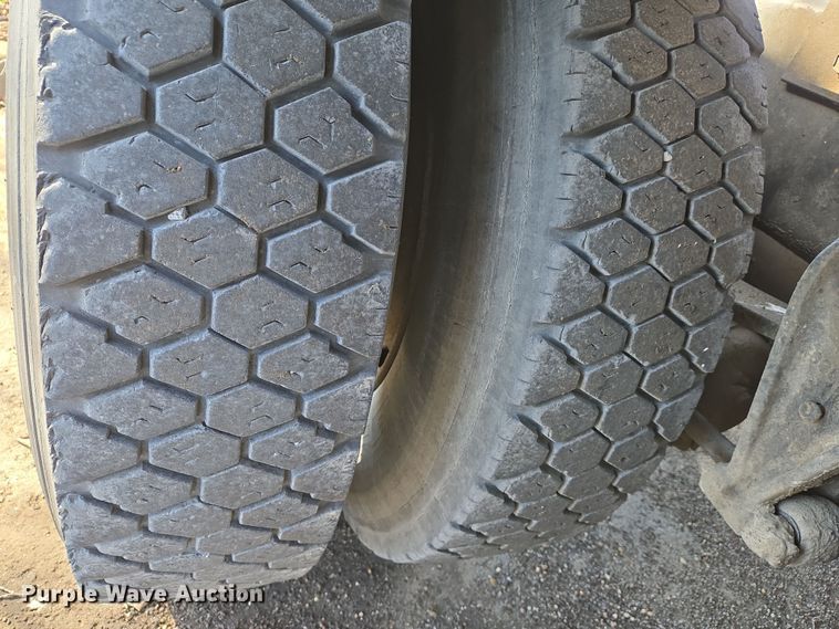 image for item EJ7359 1999 International 2674 semi truck