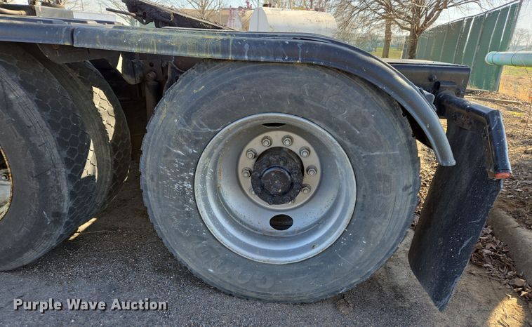 image for item EJ7359 1999 International 2674 semi truck