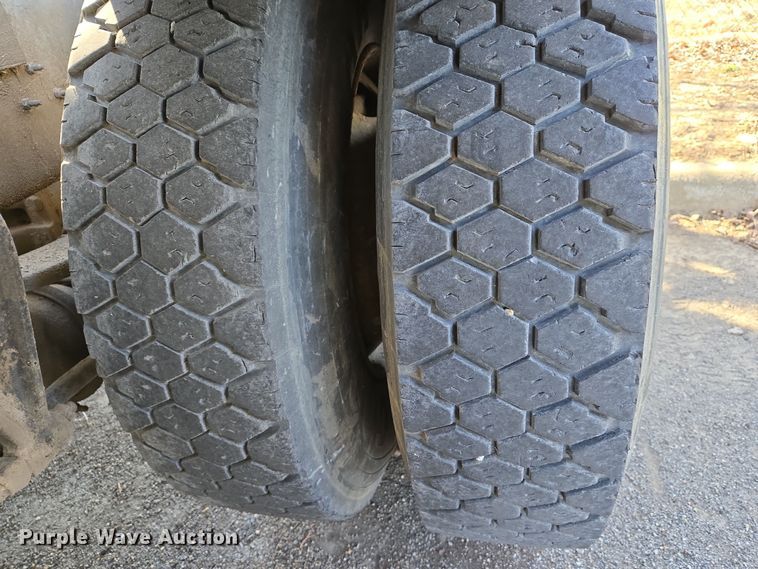 image for item EJ7359 1999 International 2674 semi truck